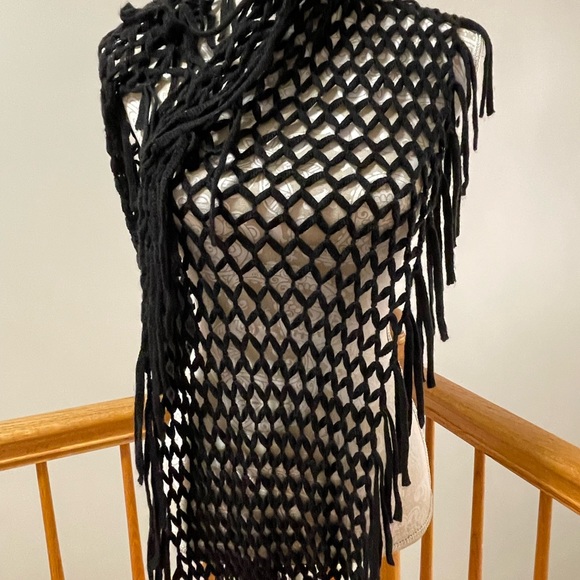 Black scarf - Picture 3 of 3